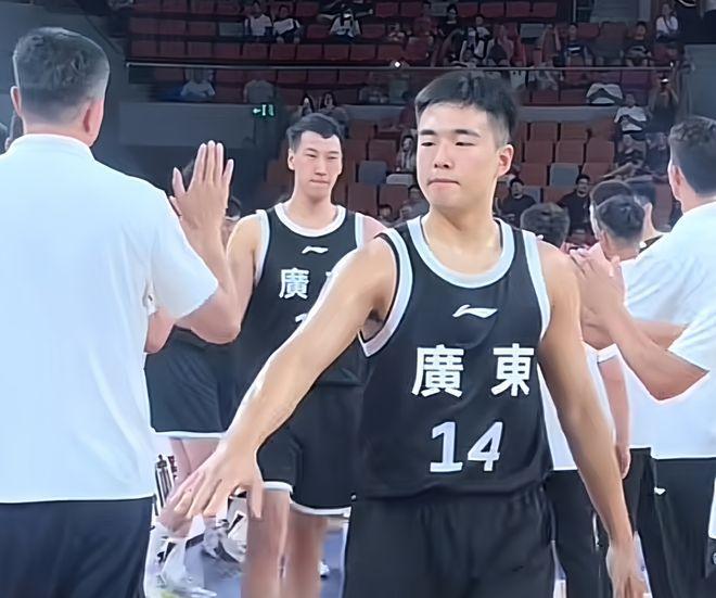 广东队险胜美国队！张文逸26分+三分雨爆发，却犯错险些葬送胜利