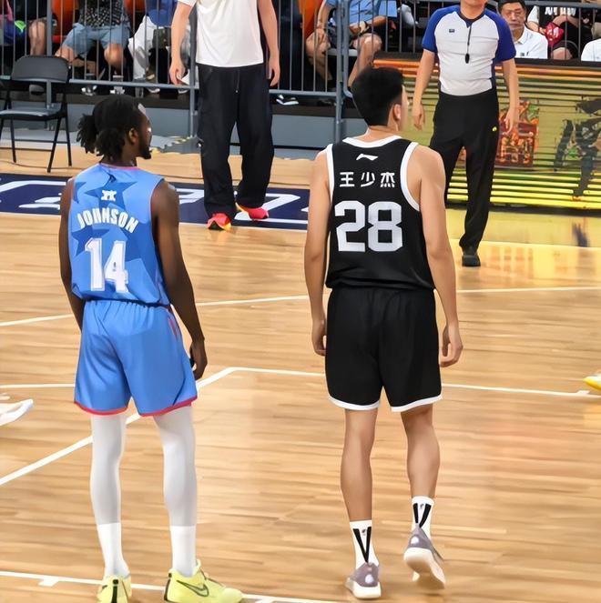 广东队险胜美国队！张文逸26分+三分雨爆发，却犯错险些葬送胜利